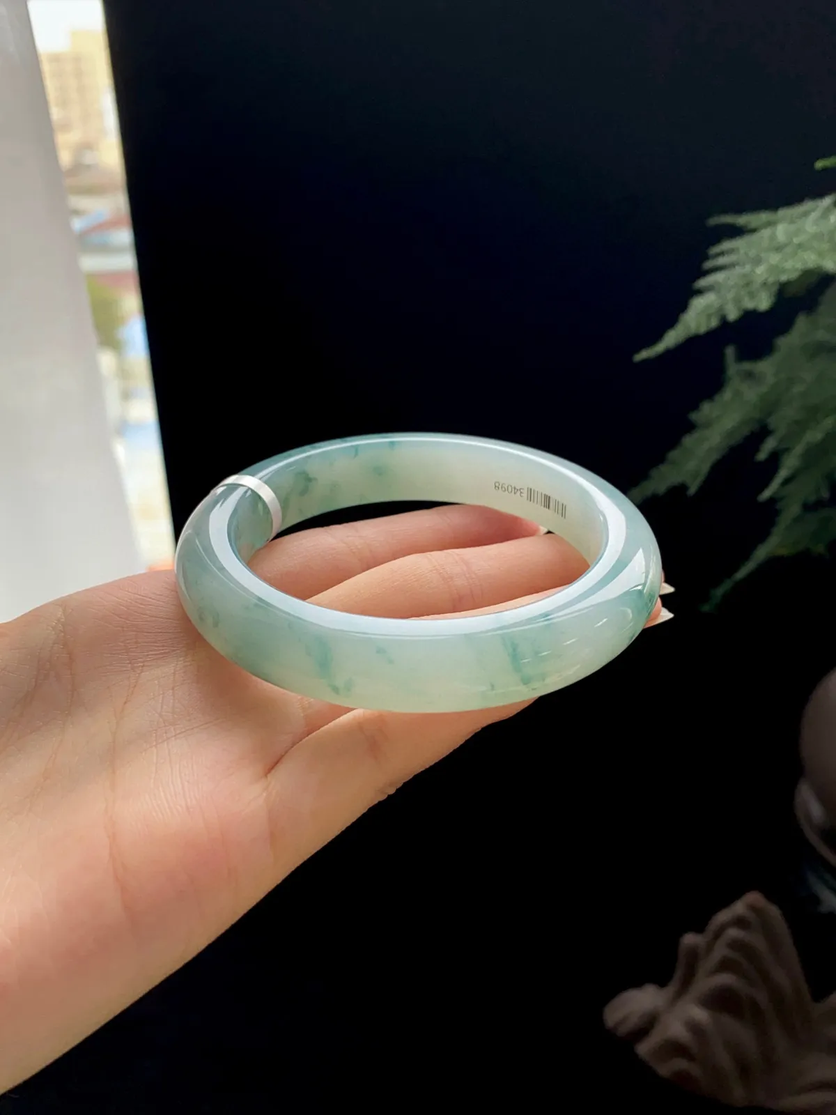 【飘花】
尺寸：58.3*12.4*9.6
丝丝飘花晕染在镯中，灵动飘逸，将山水意境体现的淋漓尽致