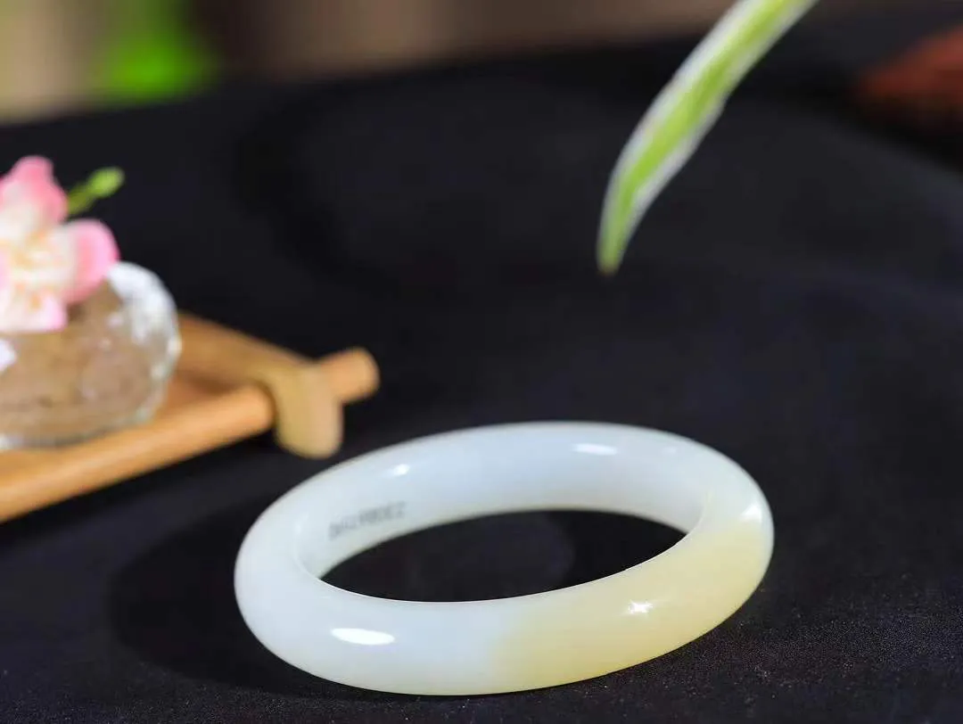 【暖玉生香·手镯】

精品和田玉糖白玉手镯，质地油润细腻，色泽高贵典雅，镯型古朴典雅。在诗情画意的雨巷相遇，你是我腕间的一抹风情，有你眸有深情，清风荡漾湖间静水，我愿俯身低眉，在烟波涟漪处，寻你深情倩影。内径58.5mm尺寸13-10.2mm重70.8克  69120858A