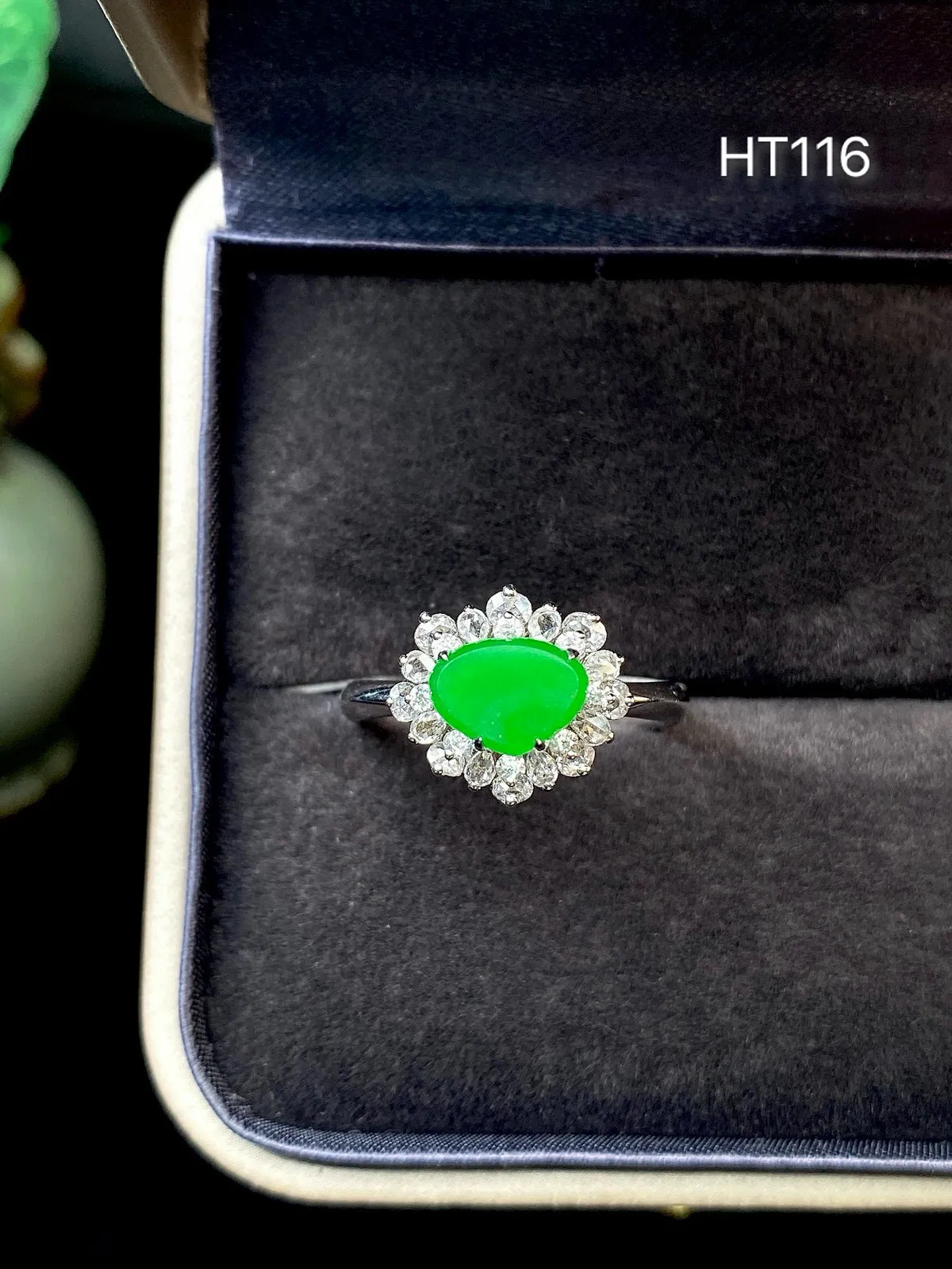 【冰种满绿心形戒指】种水色俱全，冰透闪亮，通透感饱满度很好，18k金钻镶嵌，裸石尺寸5.7*7.7*