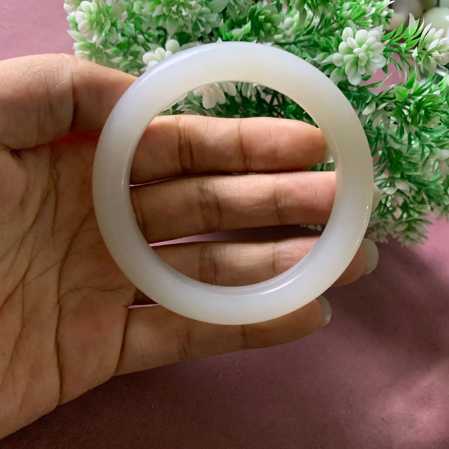 冰白色，59圈口和田玉荔枝冻白手镯【挽间柔情】，镯型古朴典雅。在诗情画意的雨巷相遇，你是我腕间的一抹风情，有你眸有深情.清风荡漾湖间静水，我愿俯身低眉，在烟波涟漪处寻你