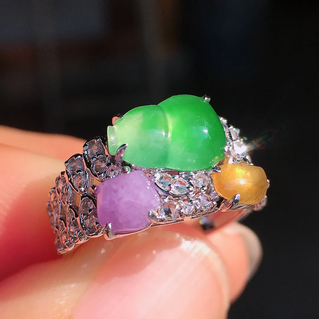 阳绿葫芦戒指，色泽均匀艳丽，玉质细腻，荧光感超
强，饱满圆润，尽显优雅气质，18k
金豪华镶嵌