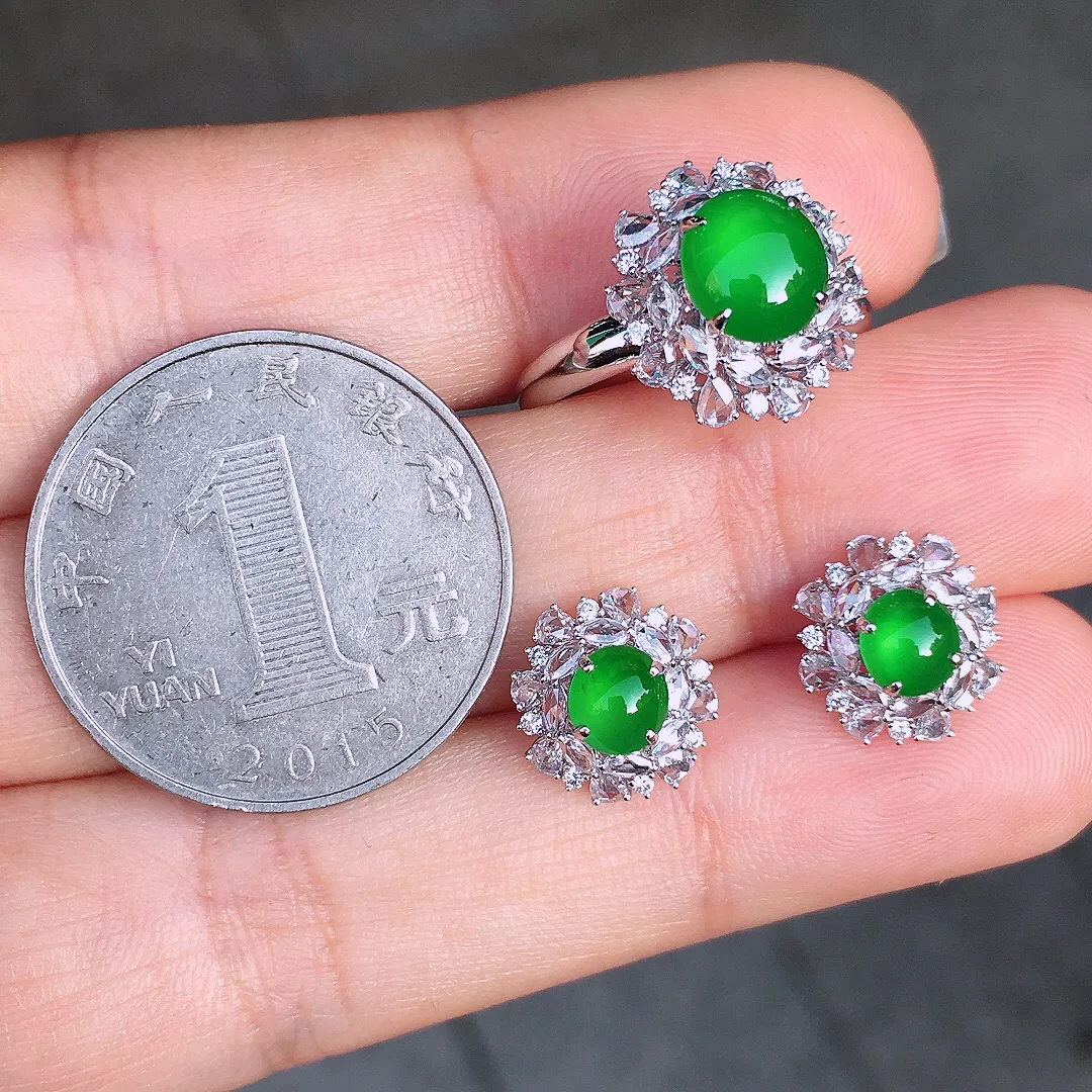 阳绿蛋面套装（耳钉+戒指），色泽均匀艳丽，玉质细腻，荧光感超
强，饱满圆润，尽显优雅气质，18k
金豪华镶嵌