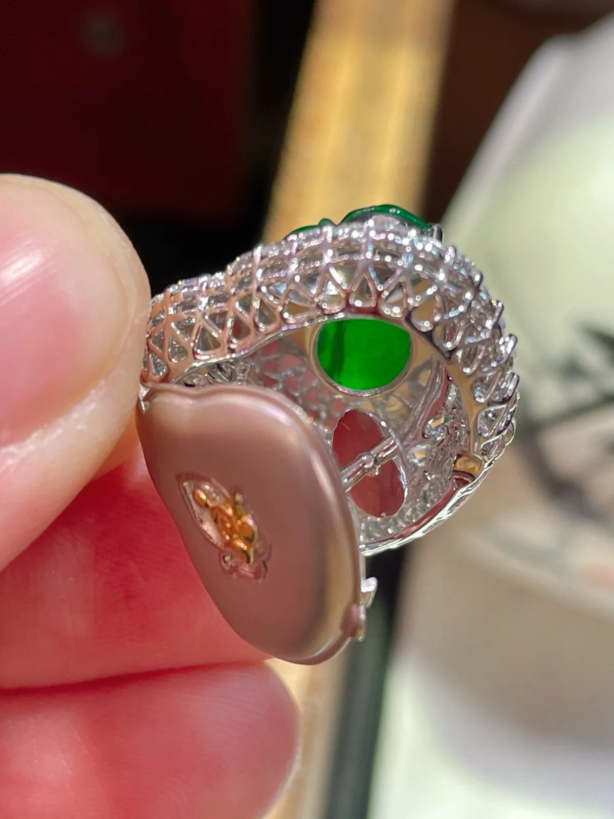 满阳绿佛公吊坠，色阳艳丽。
吊坠整体大气，开脸喜庆
饱满圆润，种水一流，佛形厚装大气
18k金豪华镶嵌