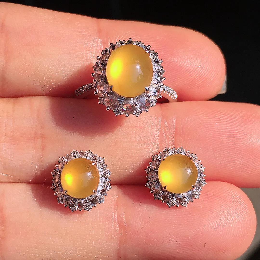 黄翡蛋面套装（耳钉+戒指），色泽均匀艳丽，玉质细腻，荧光感超
强，饱满圆润，尽显优雅气质，18k
金豪华镶嵌