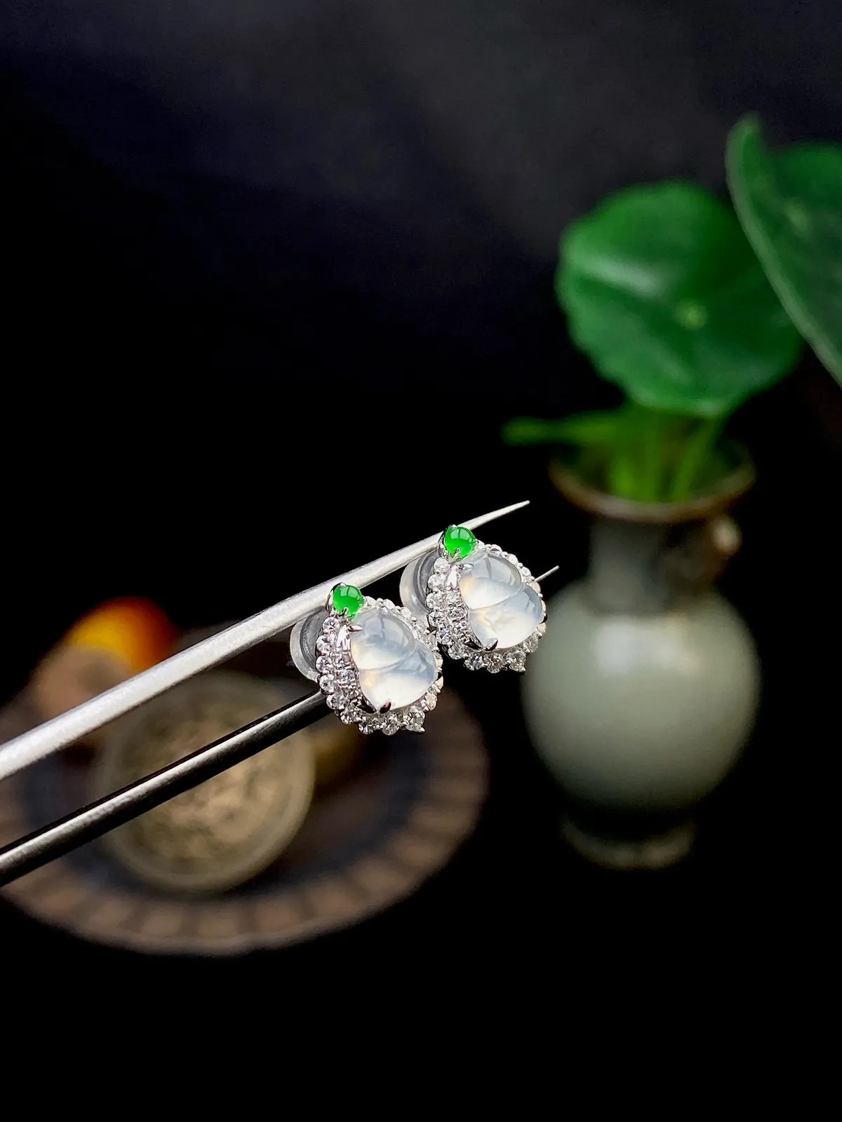 【冰种葫芦耳钉】质地上乘，冰润通透，种老起光，胶感明显。上身效果很不错，18K金钻精美镶嵌，裸石尺寸