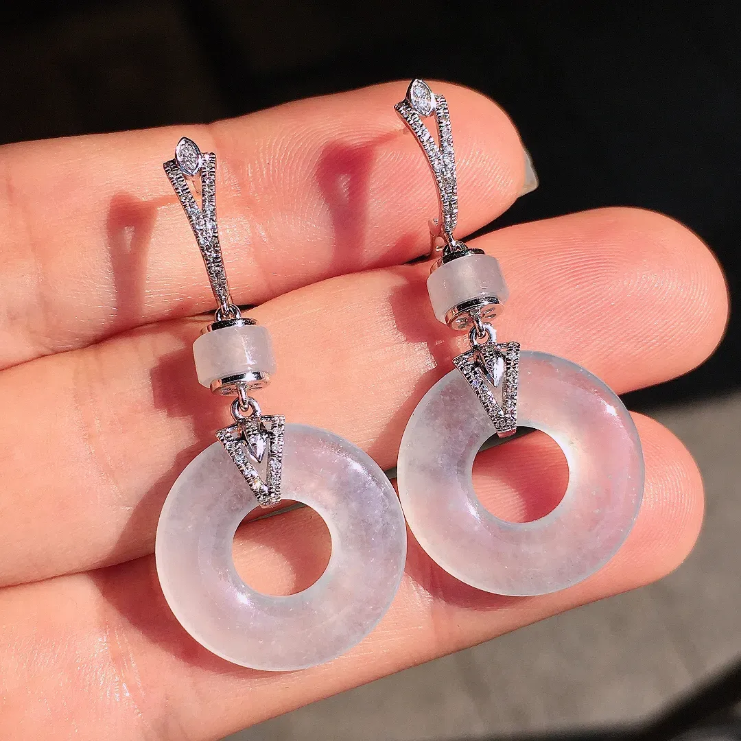 冰种平安扣耳坠，玉质细腻，荧光感超
强，饱满圆润，尽显优雅气质，18k
金豪华镶嵌