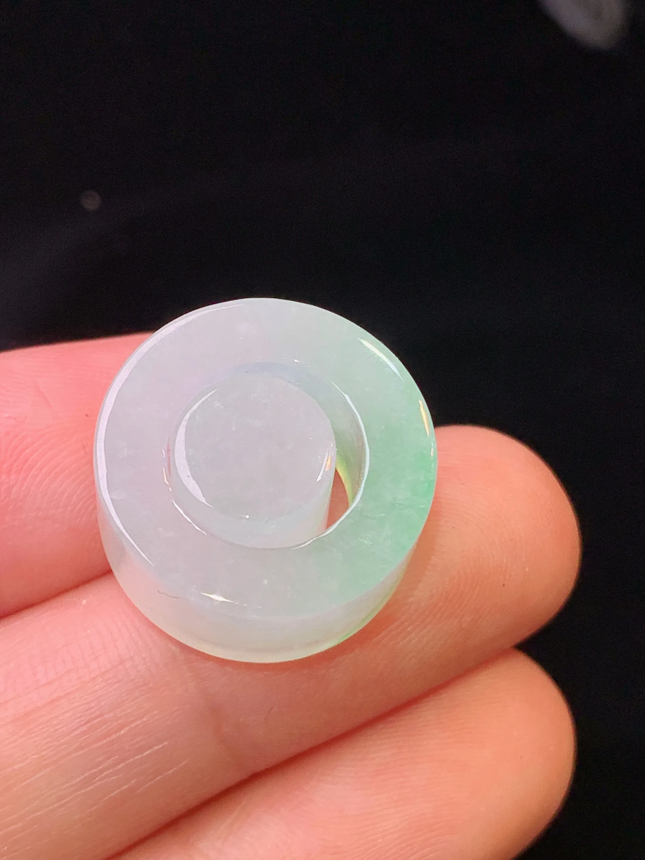 飘绿子母环吊坠 玉质细腻 水润亮眼 色泽艳丽 整体尺寸17.6*17.6*9