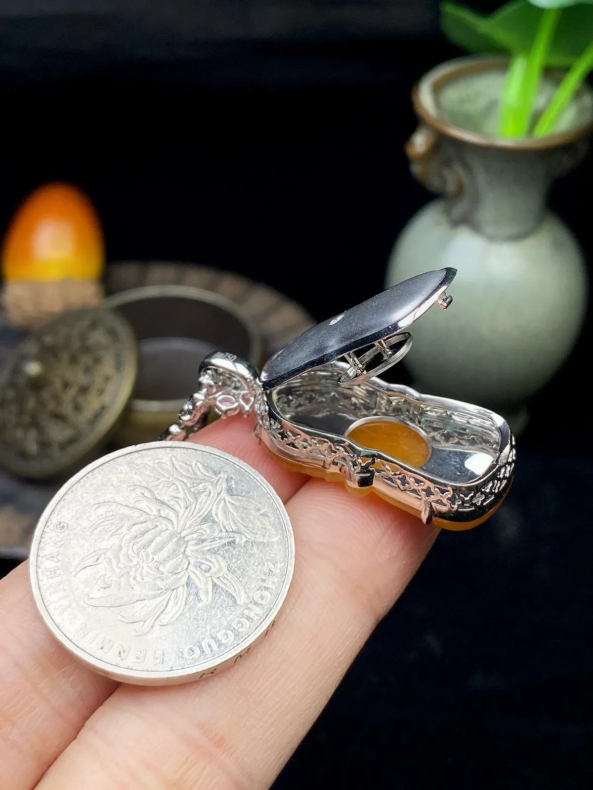 【冰种黄翡宝宝大日如来】可爱雕刻，质地冰润细腻，冰感好，雕工精细，生肖羊、猴的本命佛。18k金钻镶嵌，裸石尺寸27.5*13.6*4.5毫米