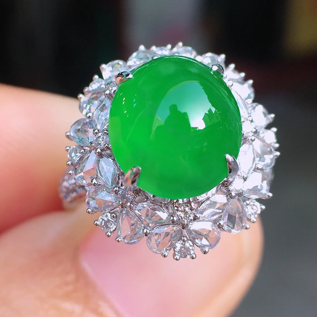 阳绿蛋面戒指，色泽均匀艳丽，玉质细腻，荧光感超
强，饱满圆润，尽显优雅气质，18k
金豪华镶嵌