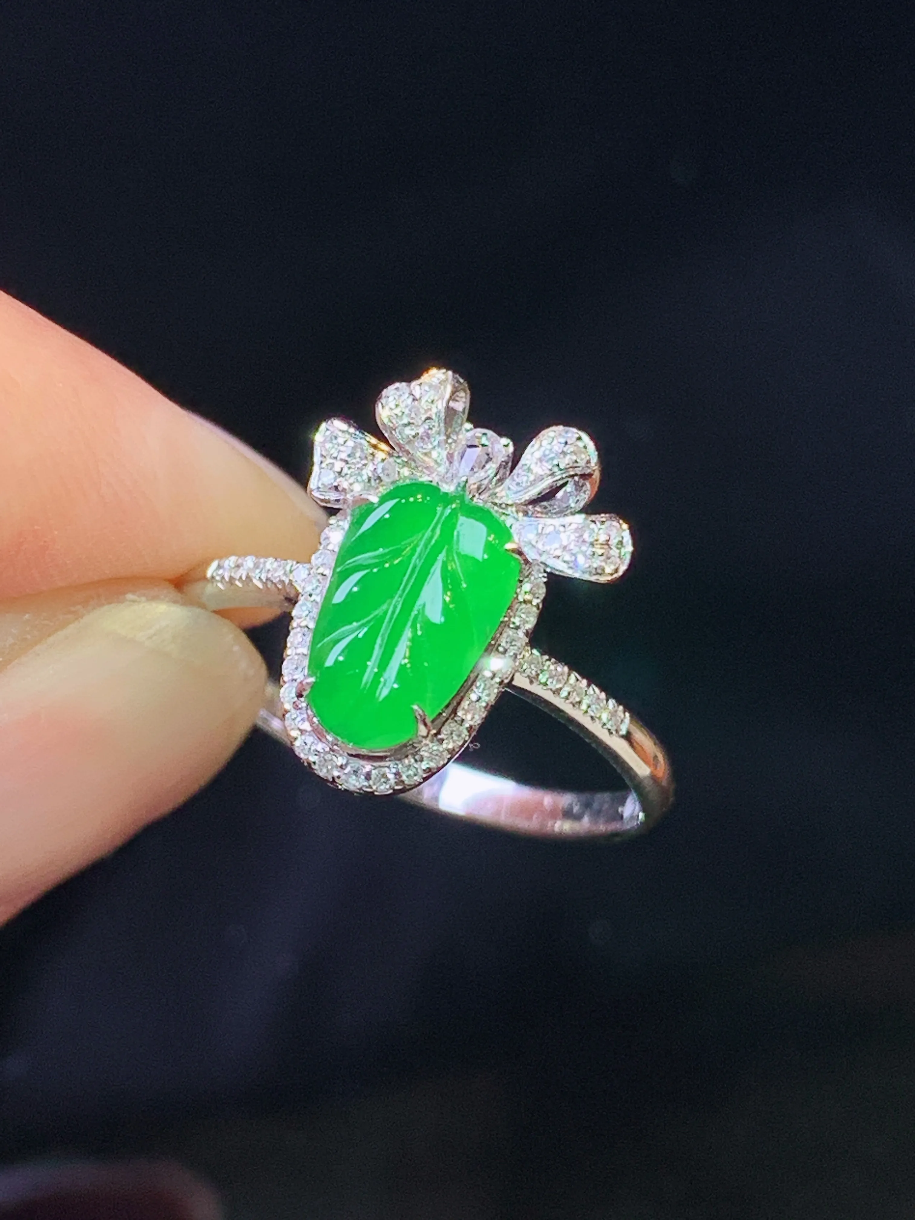 18k金钻镶嵌翠绿树叶戒指 玉质细腻 水润亮眼 色泽艳丽 圈口14 整体尺寸14.5*11*5.5
