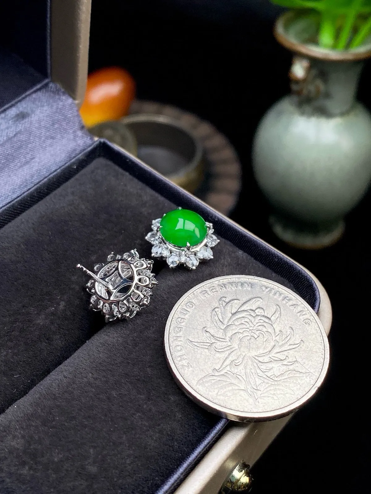 【冰种满绿蛋面耳钉】冰绿耳钉，饱满圆润，纯净冰透，上耳时尚大方。18k金钻镶嵌，裸石尺寸7.9*3.3毫米