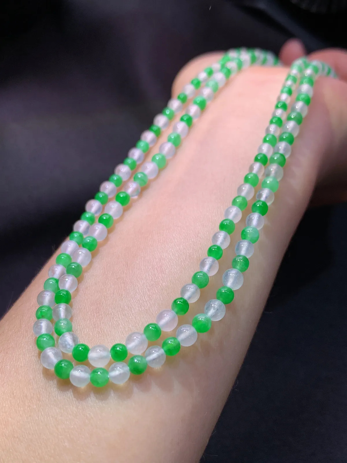 冰种阳绿圆珠项链，冰润鲜艳，玉质细腻，种水足 尺寸3.9