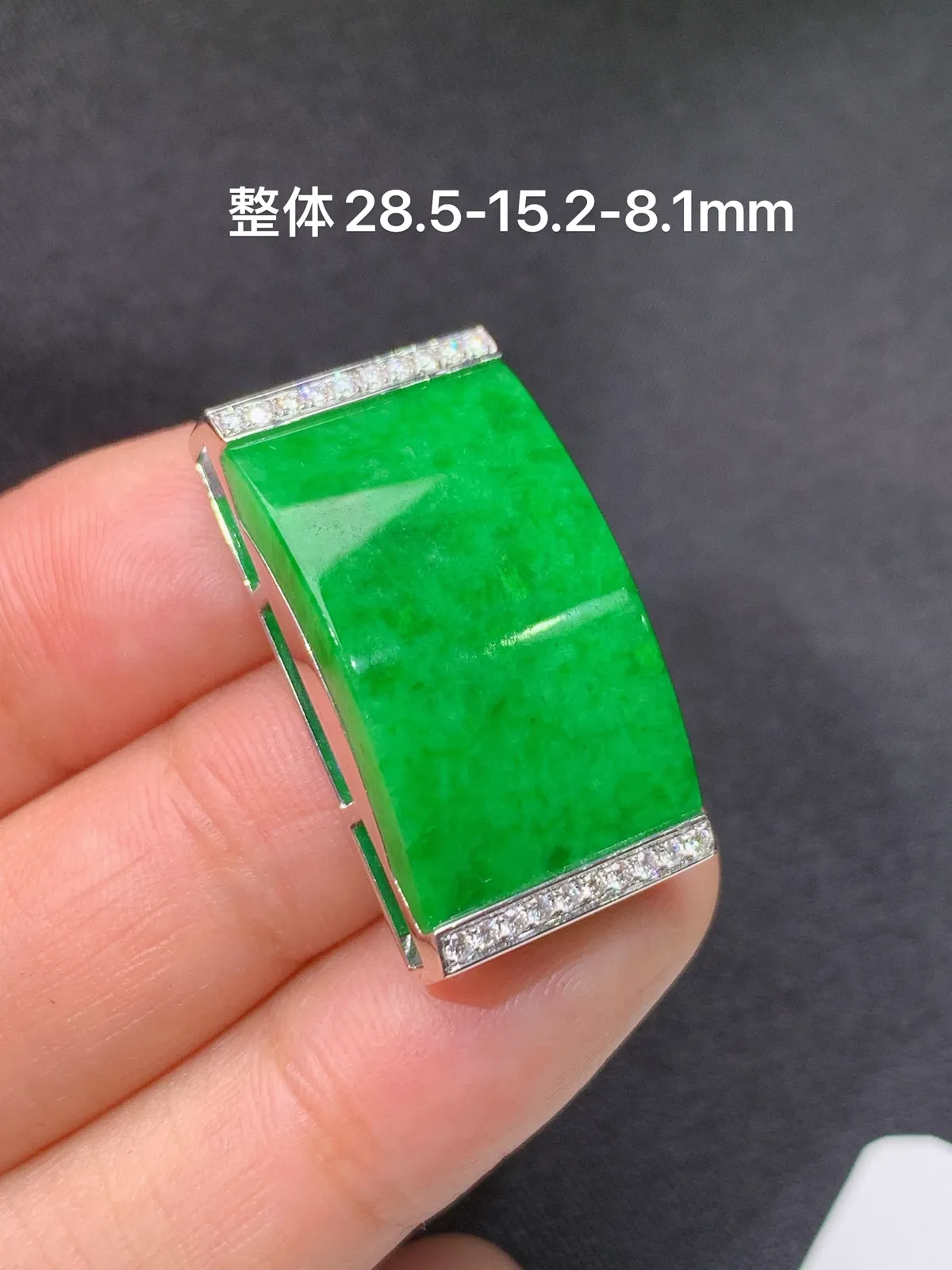 阳绿弯条吊坠手牌 18k金镶嵌，冰润色阳，种老水足，xu 尺寸28.5*15.2*8.1