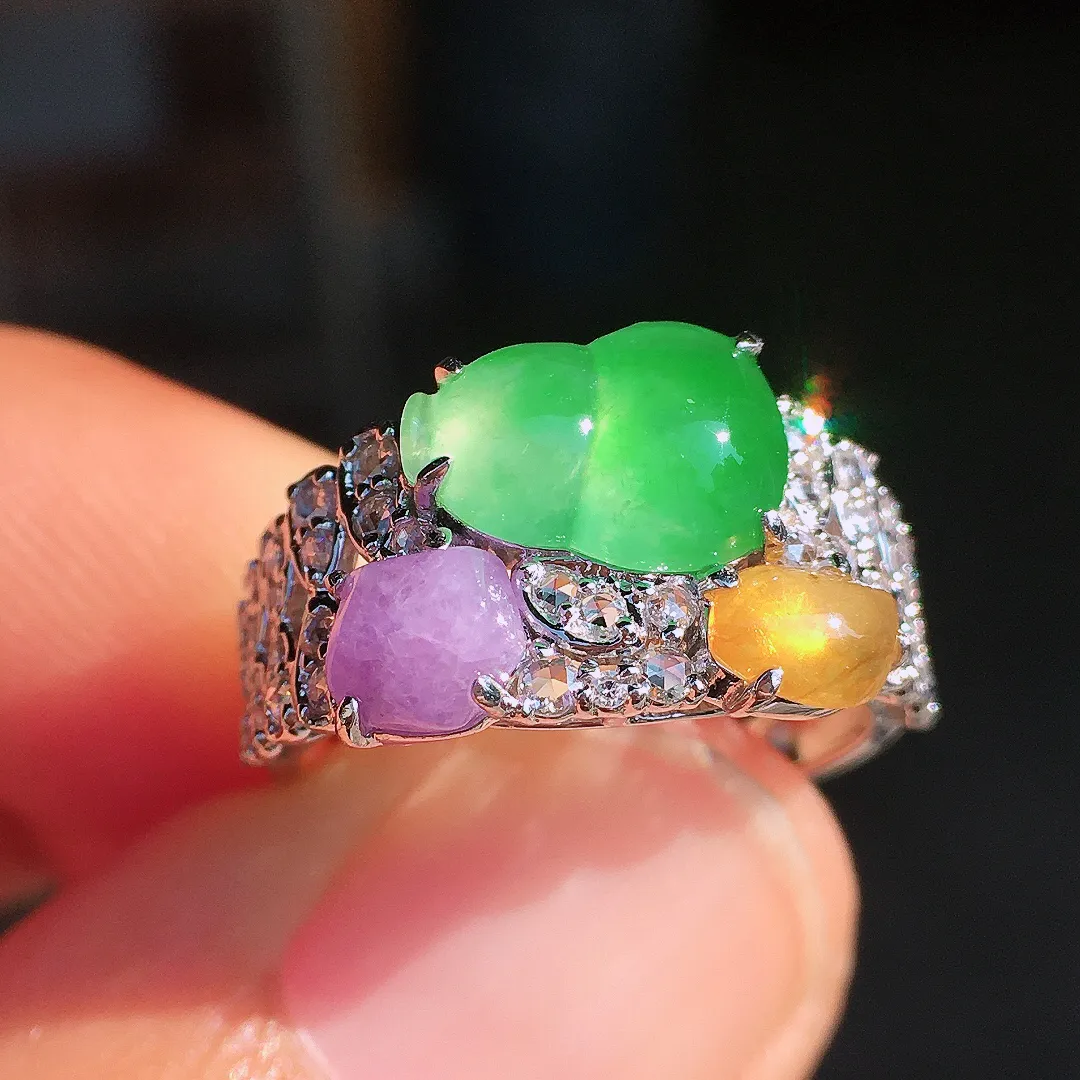 阳绿葫芦戒指，色泽均匀艳丽，玉质细腻，荧光感超
强，饱满圆润，尽显优雅气质，18k
金豪华镶嵌