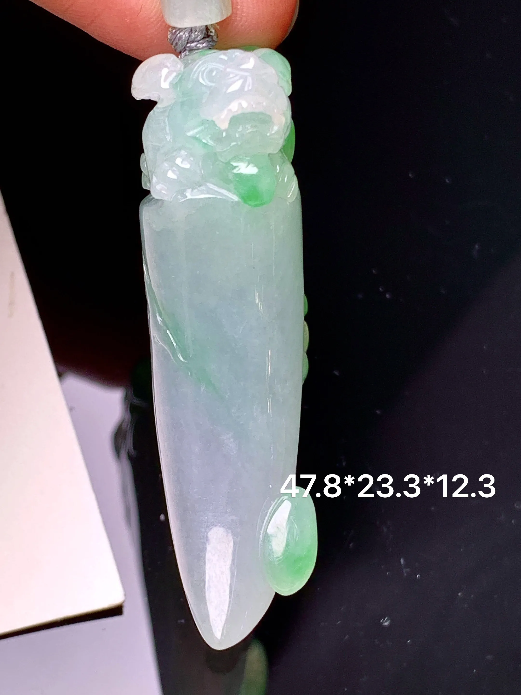 飘绿貔貅月牙吊坠 玉质细腻 水润亮眼 色泽艳丽 整体尺寸47.8*23.3*12.3