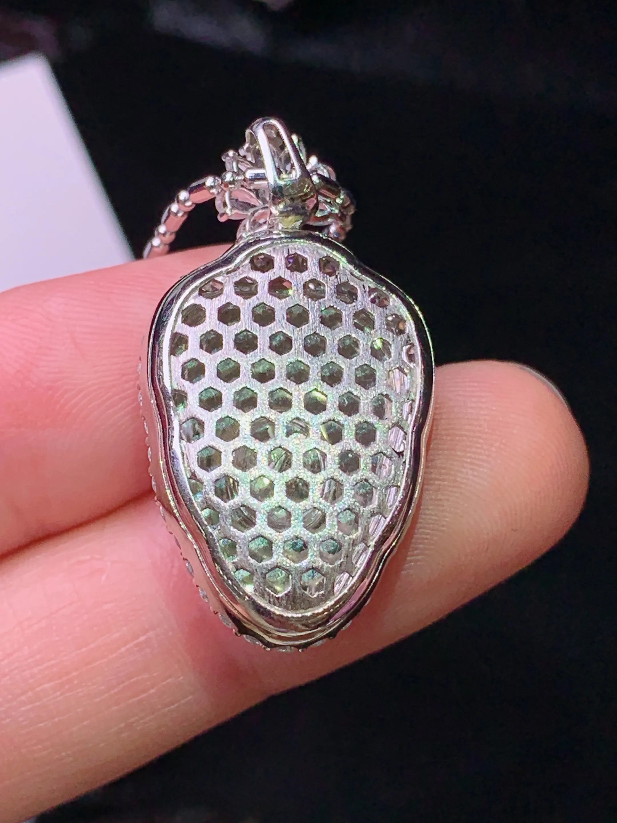 18k金钻镶嵌满绿树叶吊坠 玉质细腻 水润亮眼 色泽艳丽 整体尺寸30.3*16.7*9