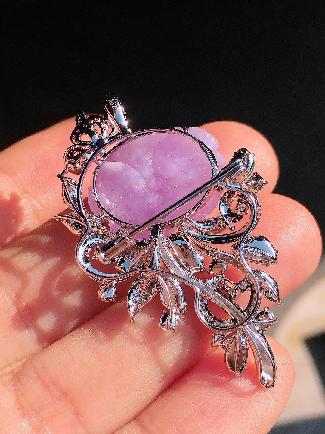 紫罗兰【花开富贵】胸针/吊坠两用款，色泽均匀艳丽，玉质细腻，荧光感超
强，饱满圆润，尽显优雅气质，18k
金豪华镶嵌