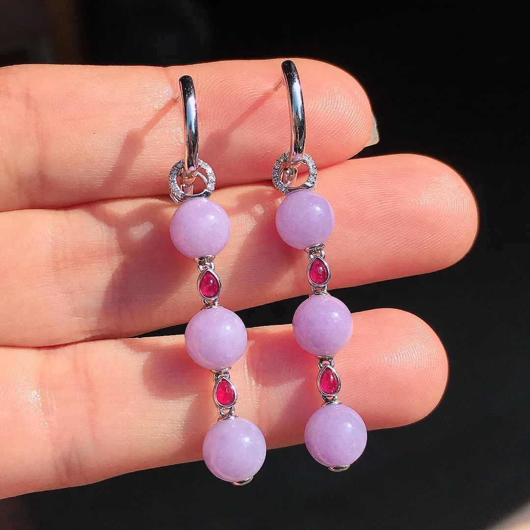 紫罗兰珠子耳坠，色泽均匀艳丽，玉质细腻，荧光感超
强，饱满圆润，尽显优雅气质，18k
金豪华镶嵌