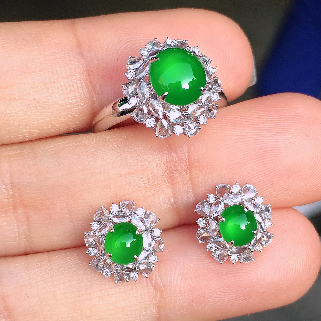 阳绿蛋面套装（耳钉+戒指），色泽均匀艳丽，玉质细腻，荧光感超
强，饱满圆润，尽显优雅气质，18k
金豪华镶嵌