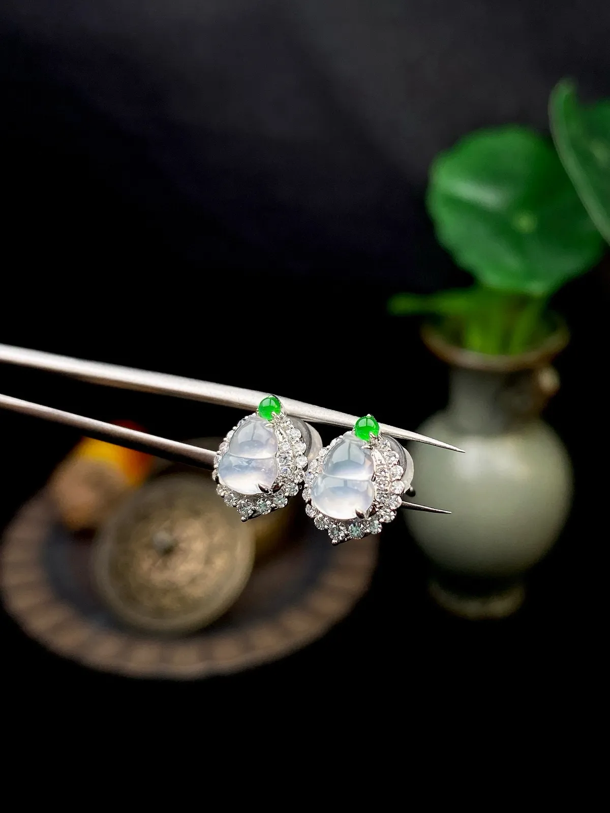 【冰种葫芦耳钉】质地上乘，冰润通透，种老起光，胶感明显。上身效果很不错，18K金钻精美镶嵌，裸石尺寸6.2*4.9*2.6毫米