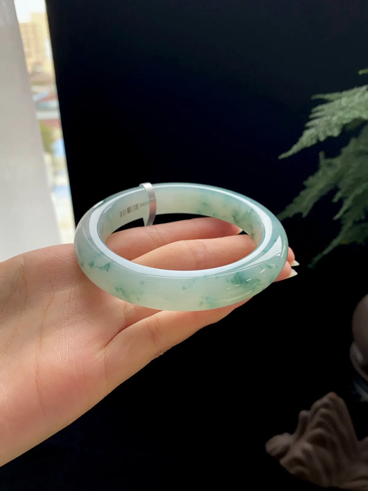 【飘花】
尺寸：58.3*12.4*9.6
丝丝飘花晕染在镯中，灵动飘逸，将山水意境体现的淋漓尽致