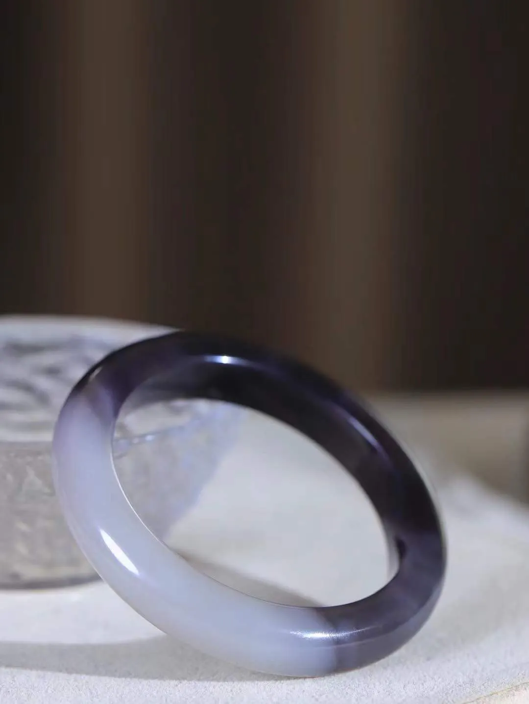 【婉约佳人.手镯】

精品️和田玉烟紫双色手镯 玉质温润细腻 油性十足 手感舒适，高华雅逸，线条流畅，简约大气，美自天成，素雅高贵。佩戴于腕间，婉约之美，举手投足间透出那份低调奢华。重60.2克 内径54.5mm  尺寸12.4-9.6mm   FDA-78120833