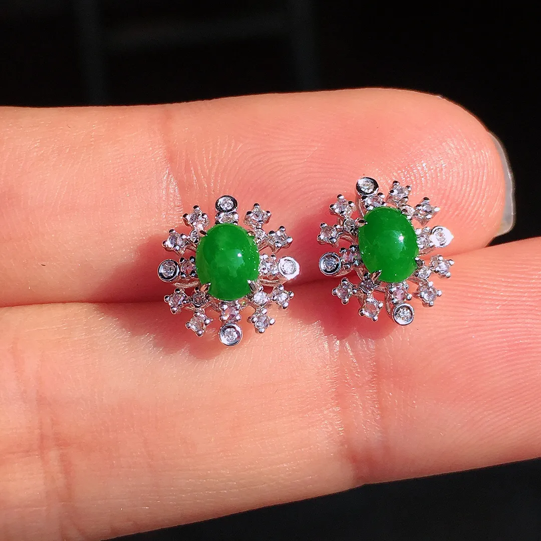 阳绿蛋面耳钉，色泽均匀艳丽，玉质细腻，荧光感超
强，饱满圆润，尽显优雅气质，18k
金豪华镶嵌