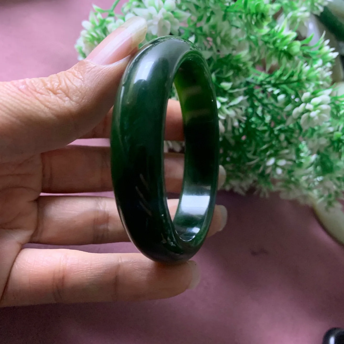 56.5圈口和田玉碧玉菠菜绿宽版手镯【挽间柔情】，镯型古朴典雅。在诗情画意的雨巷相遇，你是我腕间的一