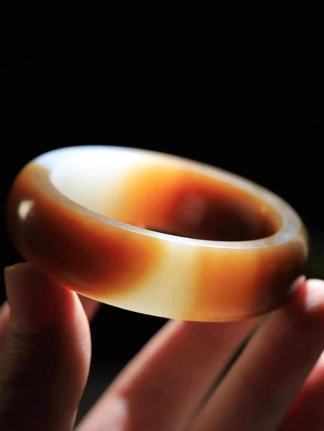 【暖玉生香·手镯】

收藏级和田玉糖白玉手镯，质地油润细腻，色泽高贵典雅，镯型古朴典雅。在诗情画意的雨巷相遇，你是我腕间的一抹风情，有你眸有深情，清风荡漾湖间静水，我愿俯身低眉，在烟波涟漪处，寻你深情倩影。内径52mm尺寸17.5-9.8mm重81.6克  69120858A