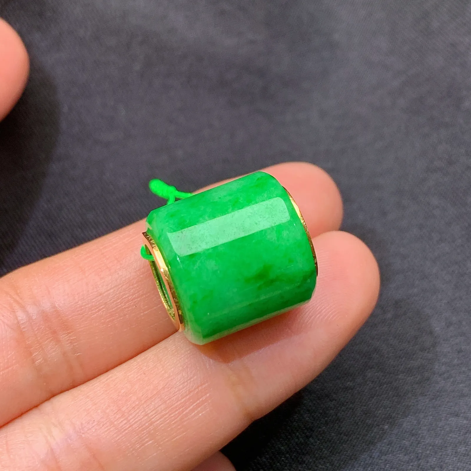 阳绿路路通吊坠，18k金镶嵌，冰润色阳，种老水足，Xu 尺寸16*15.3