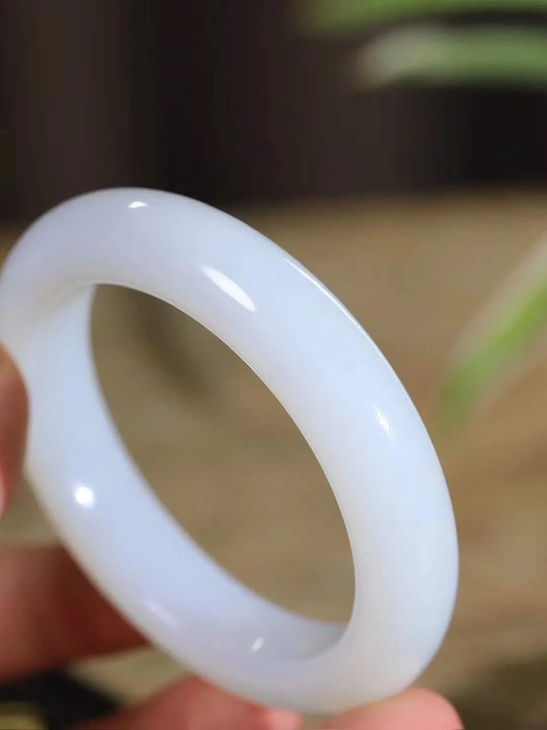 【花样年华·手镯】

收藏级和田玉白玉手镯，质地油润细腻，色泽高贵典雅，镯型古朴典雅。在诗情画意的雨巷相遇，你是我腕间的一抹风情，有你眸有深情，清风荡漾湖间静水，我愿俯身低眉，在烟波涟漪处，寻你深情倩影。内径55mm尺寸13.5-10mm 重68克fDA-78127824