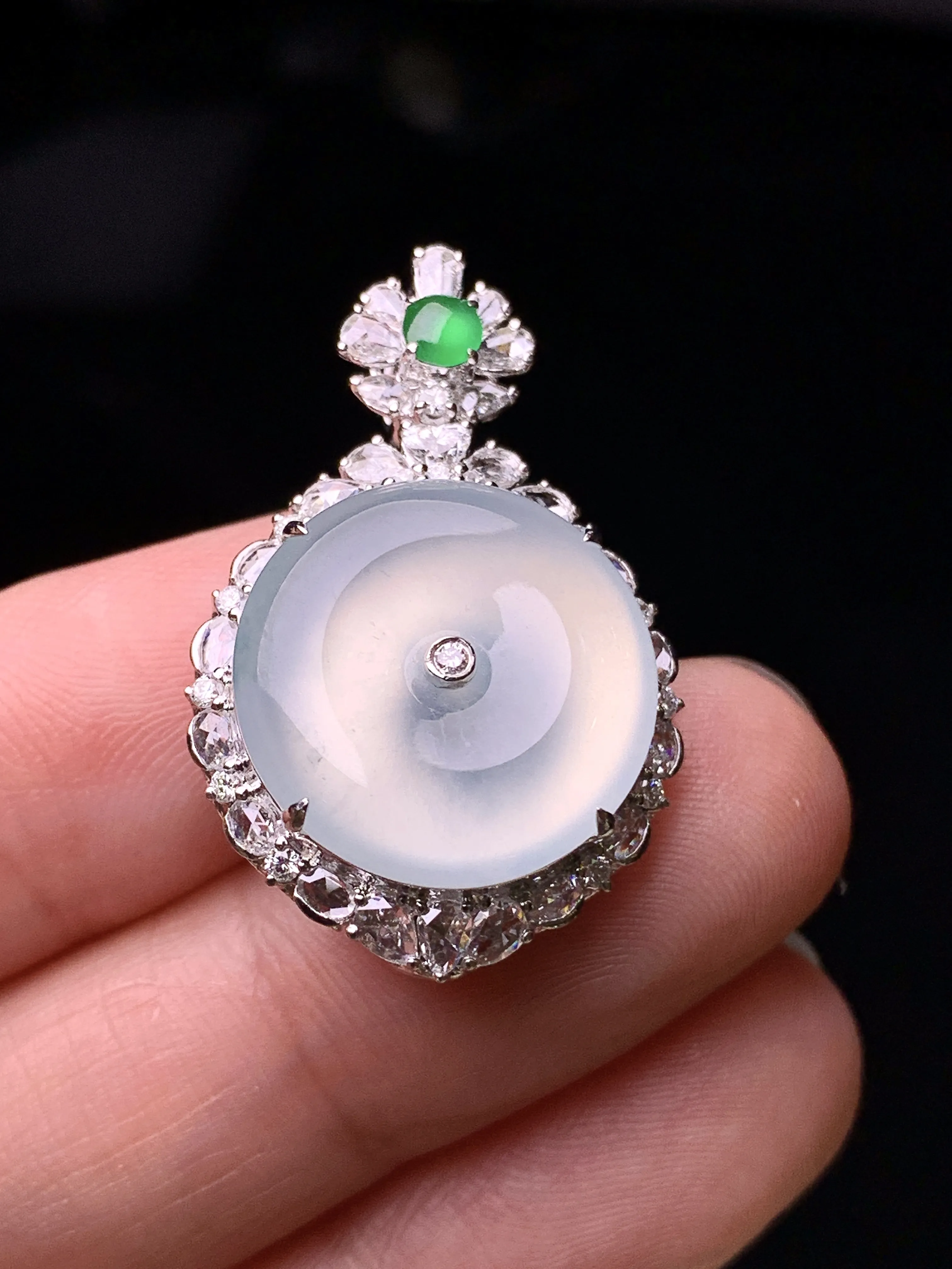 18k金钻镶嵌冰种平安扣吊坠 玉质细腻 水润亮眼 色泽艳丽 整体尺寸29.8*19*9.6