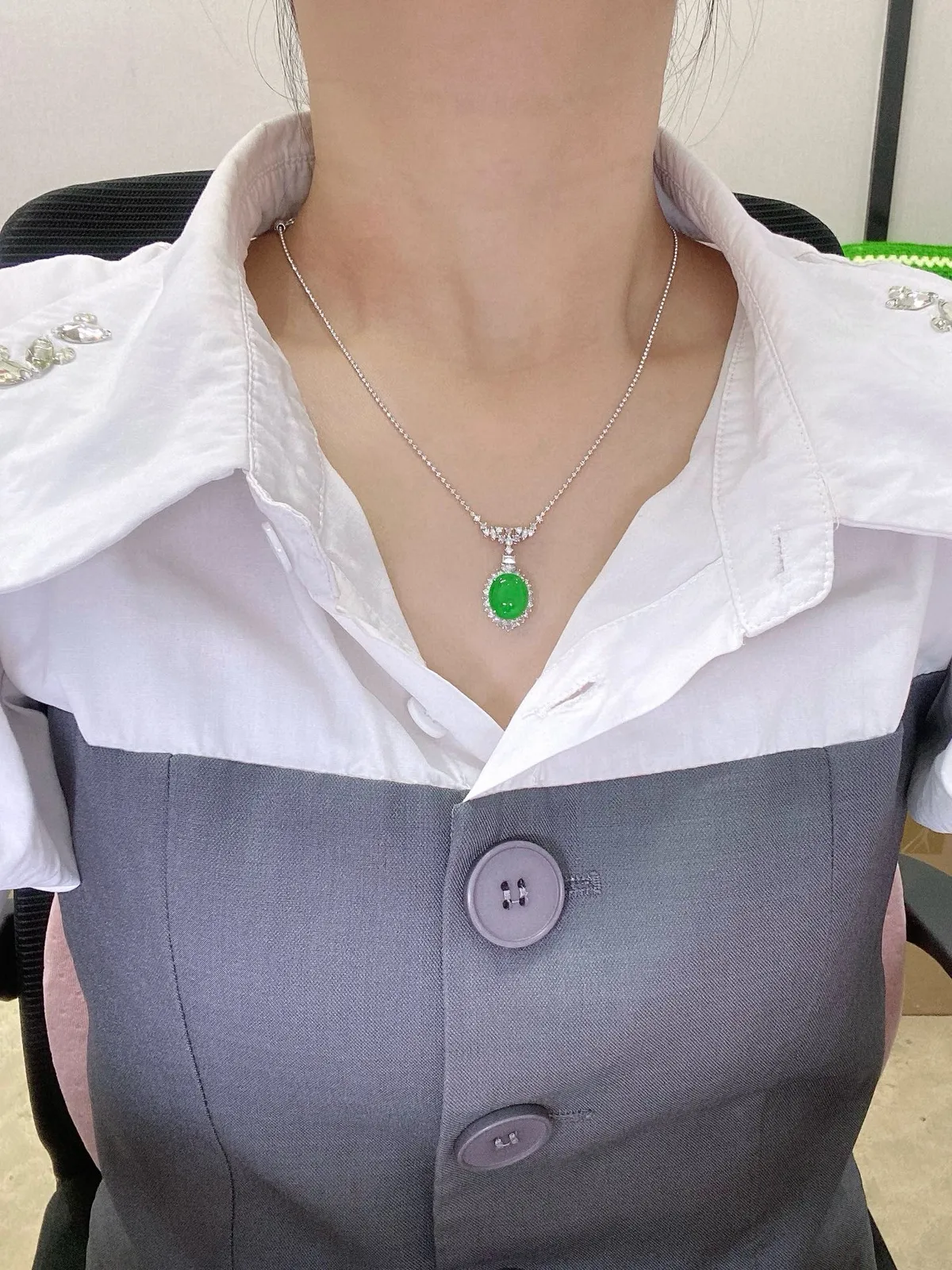 【冰种满绿蛋面吊坠】质地细腻，种水上乘，通透闪亮，晶莹剔透。18K金钻精美镶嵌，裸石尺寸11.8*10*4.5毫米