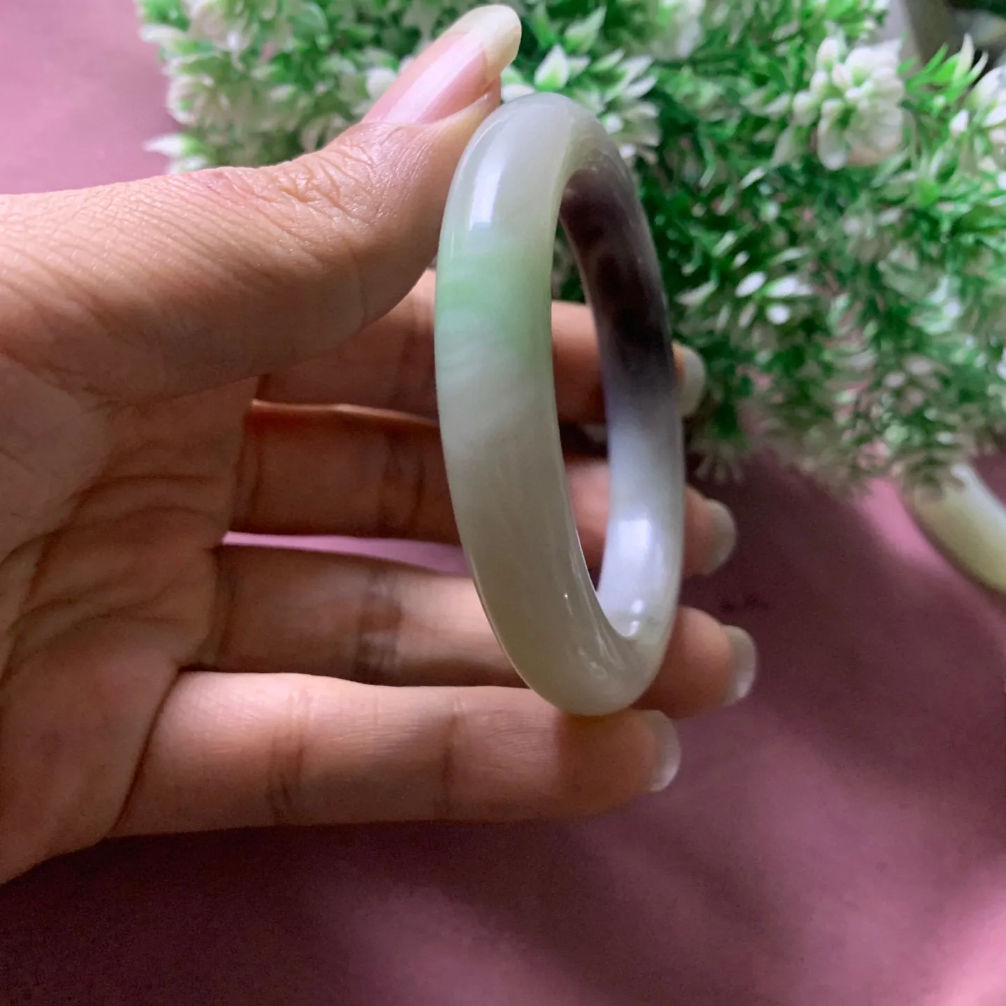 52圈口和田玉翠青三色手镯【挽间柔情】，镯型古朴典雅。在诗情画意的雨巷相遇，你是我腕间的一抹风情，有你眸有深情.清风荡漾湖间静水，我愿俯身低眉，在烟波涟漪处寻你