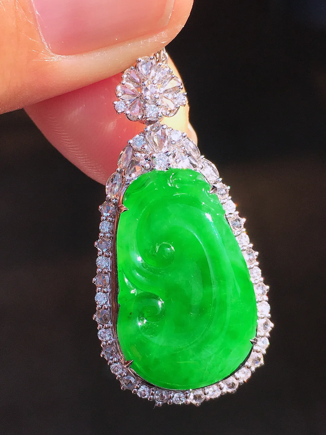 阳绿如意吊坠，色泽均匀艳丽，玉质细腻，荧光感超
强，饱满圆润，尽显优雅气质，18k
金豪华镶嵌