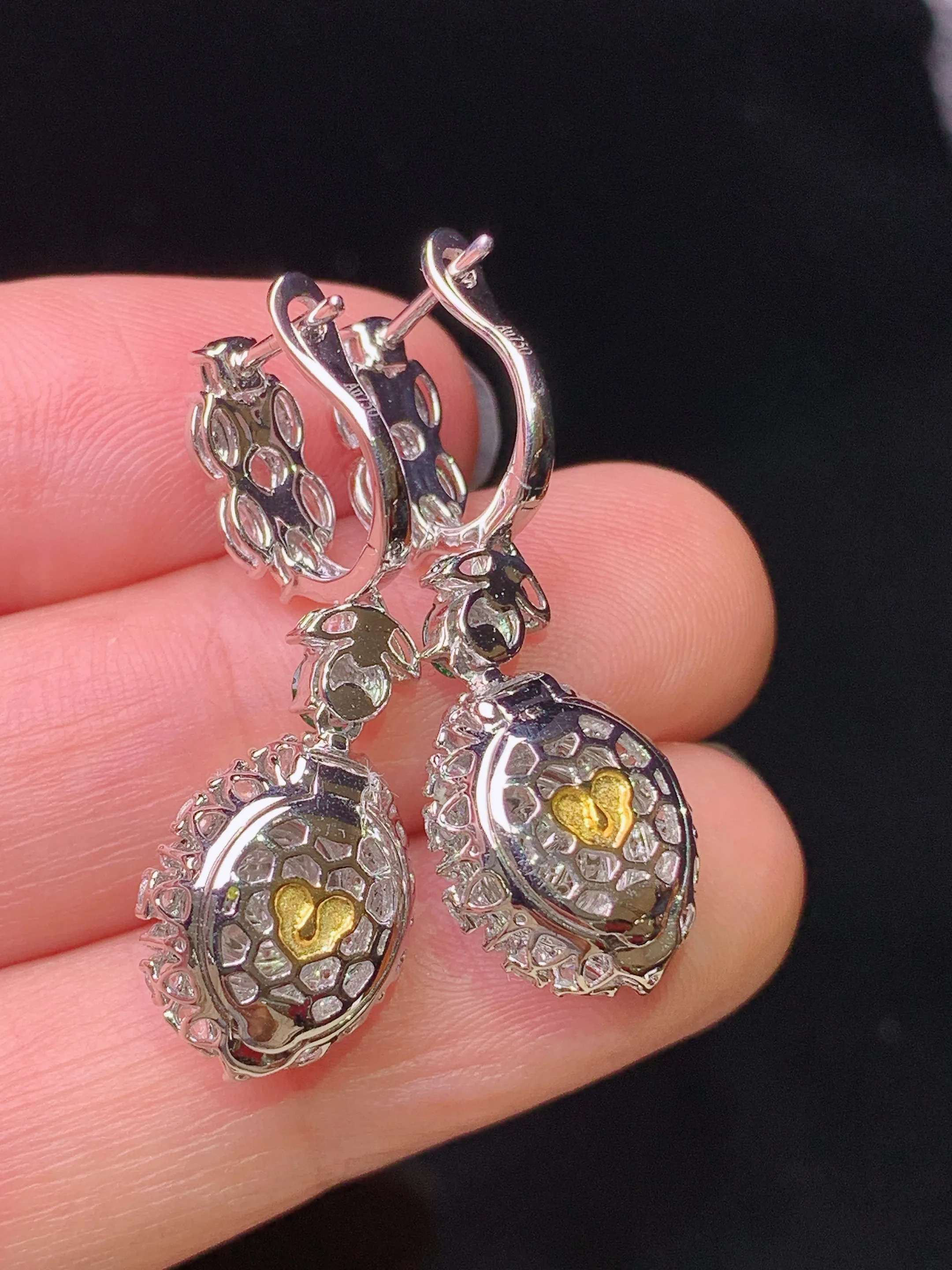 18k金钻镶嵌冰种蛋面耳坠 玉质细腻 水润亮眼 色泽艳丽 整体尺寸32*11.3*10