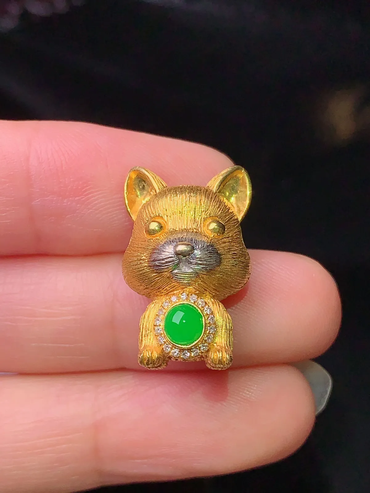 18k金钻镶嵌满绿蛋面宝宝狗吊坠 玉质细腻 色泽艳丽 整体尺寸21*13*11.3