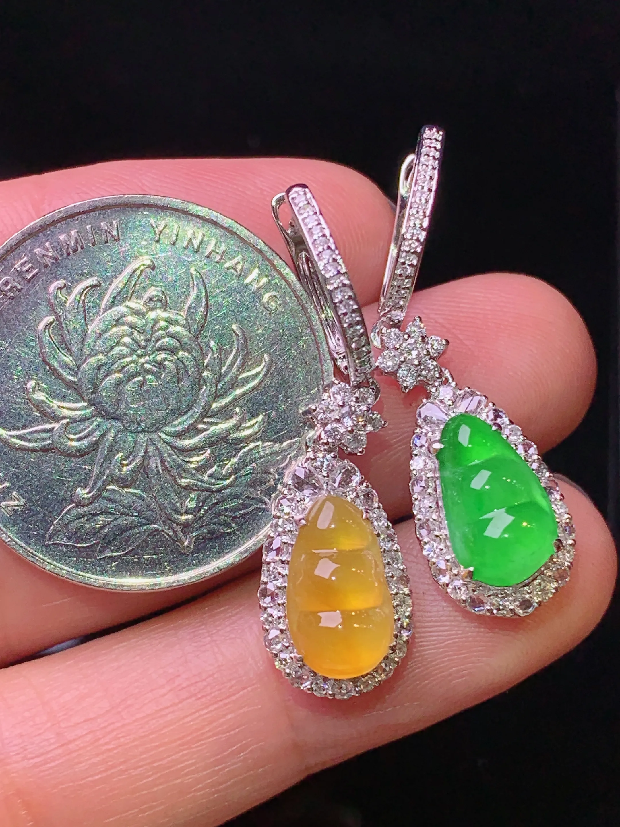 18k金钻镶嵌黄绿ab款四季豆耳坠 玉质细腻 水润亮眼 色泽艳丽 整体尺寸33.3*9.3*8.2