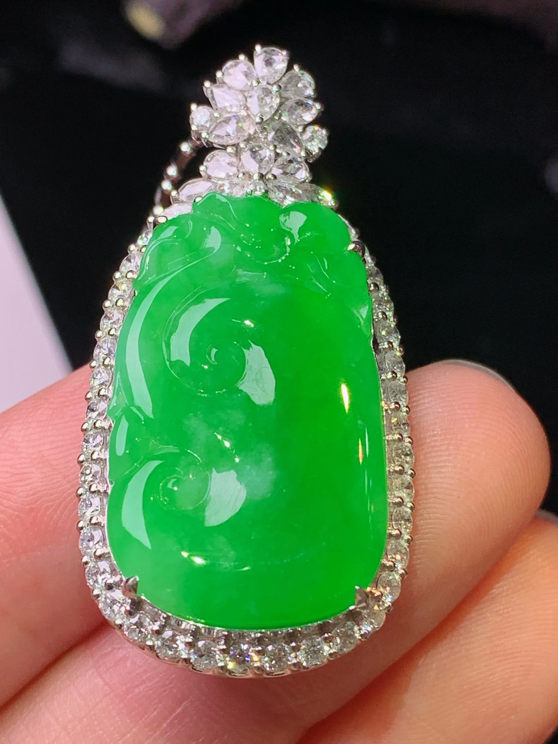 18k金钻镶嵌满绿如意吊坠 玉质细腻 水润亮眼 色泽艳丽 整体尺寸39.7*19.7*10