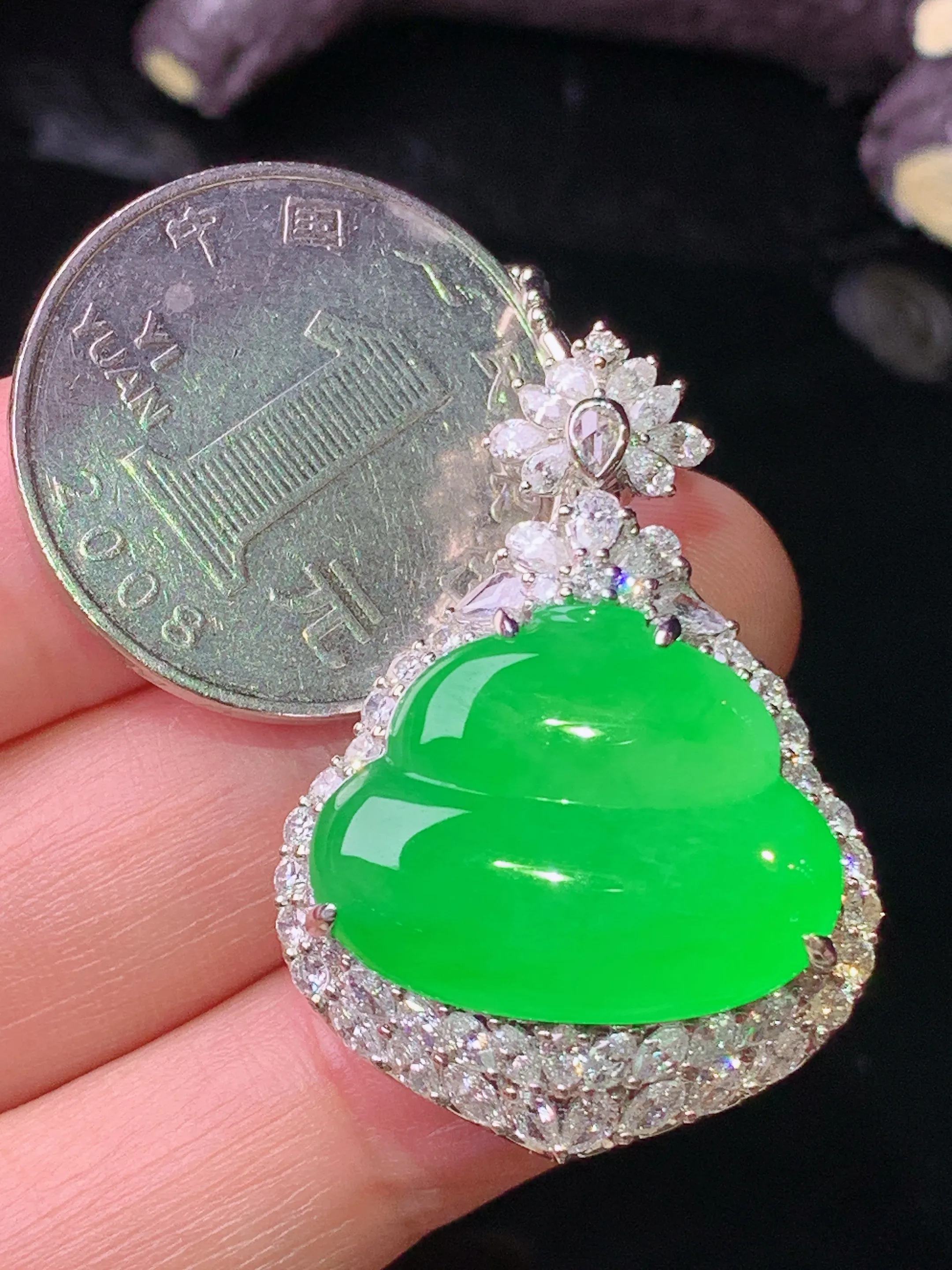 18k金钻镶嵌满绿葫芦吊坠 玉质细腻 水润亮眼 色泽艳丽 整体尺寸34.8*25*13