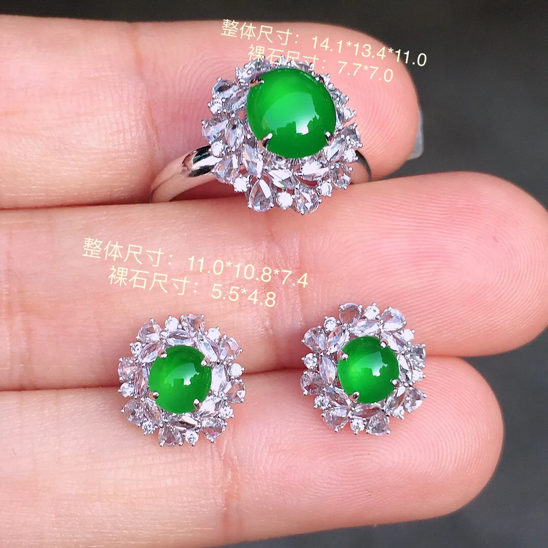 阳绿蛋面套装（耳钉+戒指），色泽均匀艳丽，玉质细腻，荧光感超
强，饱满圆润，尽显优雅气质，18k
金豪华镶嵌
