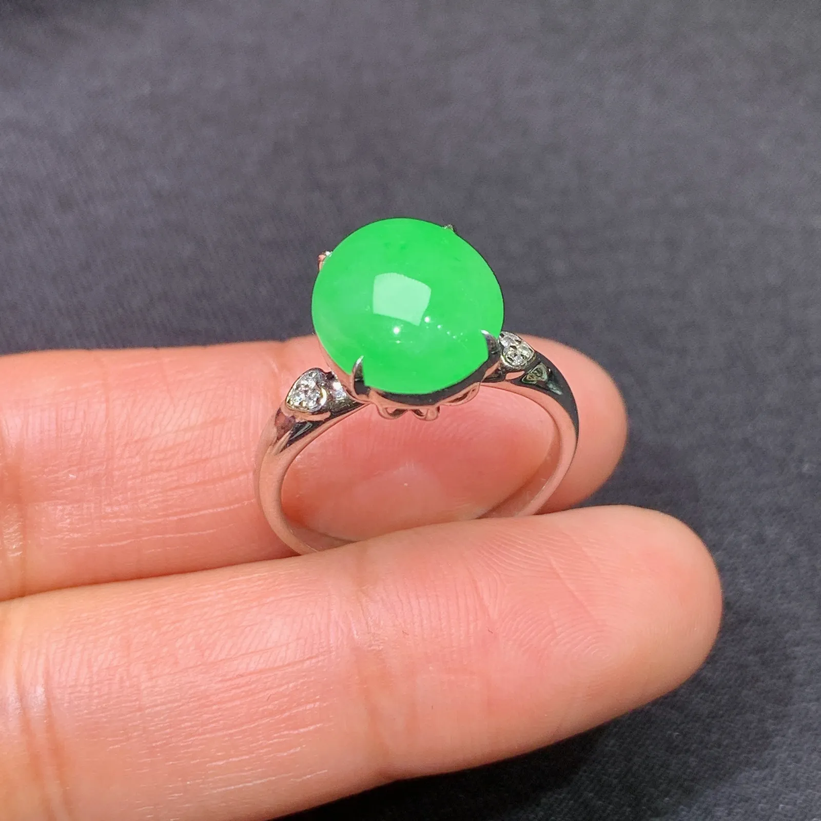 冰甜绿蛋面戒指，18镶嵌佳品，简约时尚，冰润色阳，种水足，Jc 圈口14 尺寸11.7*10*4.7