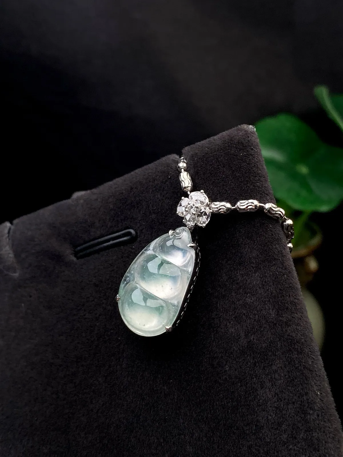 【冰种福豆吊坠】种地上乘，冰感十足，通透起光，饱满圆润，收藏品质，18k金钻镶嵌，裸石尺寸19.4*