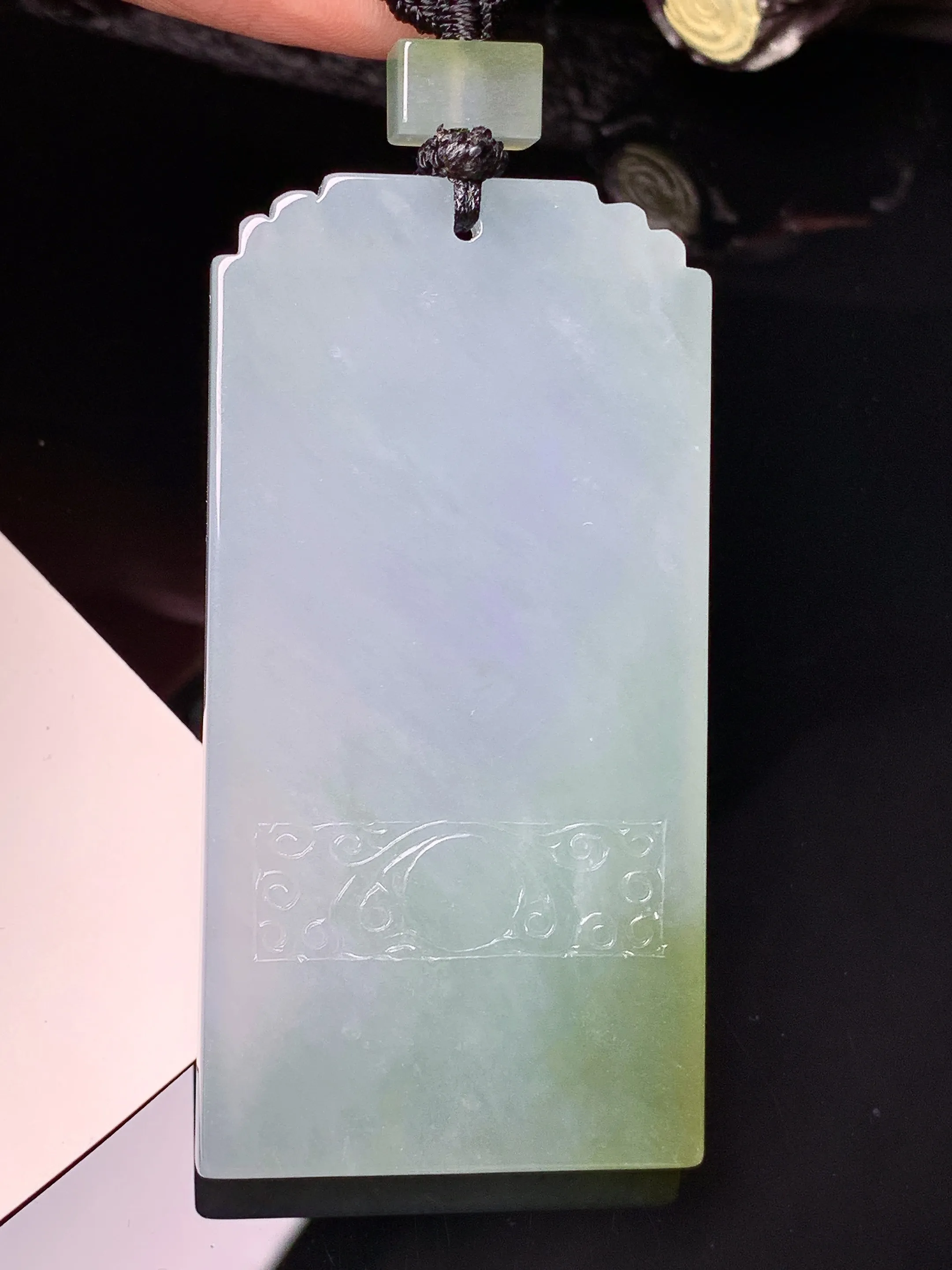 飘绿雕花无事牌吊坠 玉质细腻 水润亮眼 色泽艳丽 整体尺寸60.5*30.8*5.2