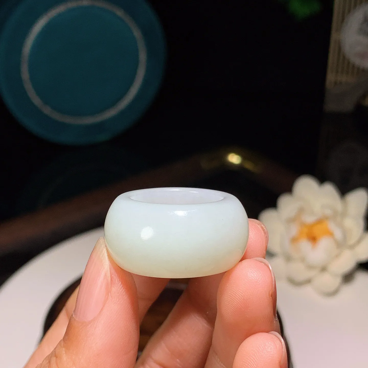 和田玉白玉戒指。白玉指环。内径18尺寸14/6重12克。白度一级。玉质细腻油润。手推出油。佩戴高端典雅。lt251208