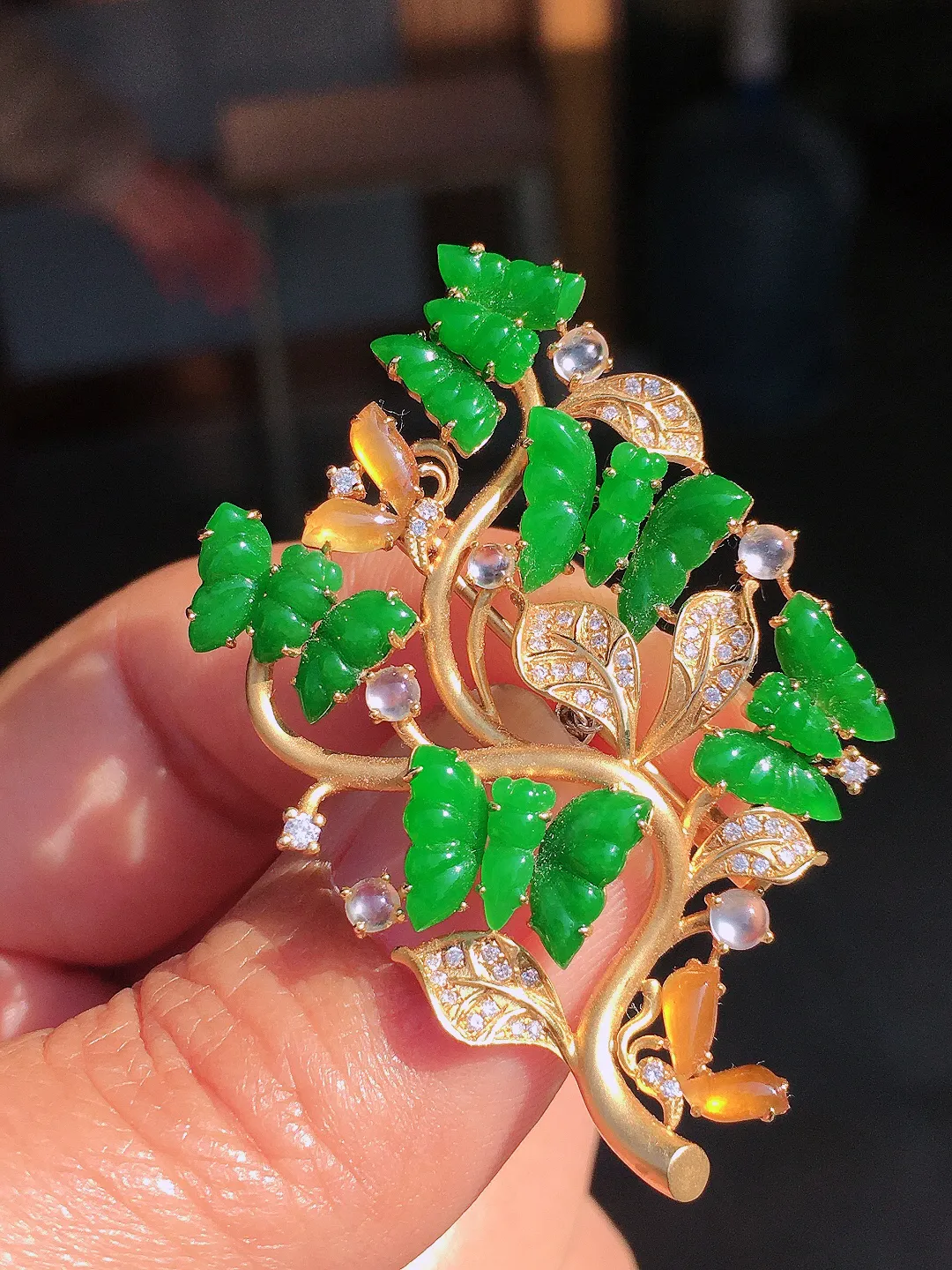 阳绿蝴蝶胸针/吊坠两用款，色泽均匀艳丽，玉质细腻，荧光感超
强，饱满圆润，尽显优雅气质，18k
金豪华镶嵌