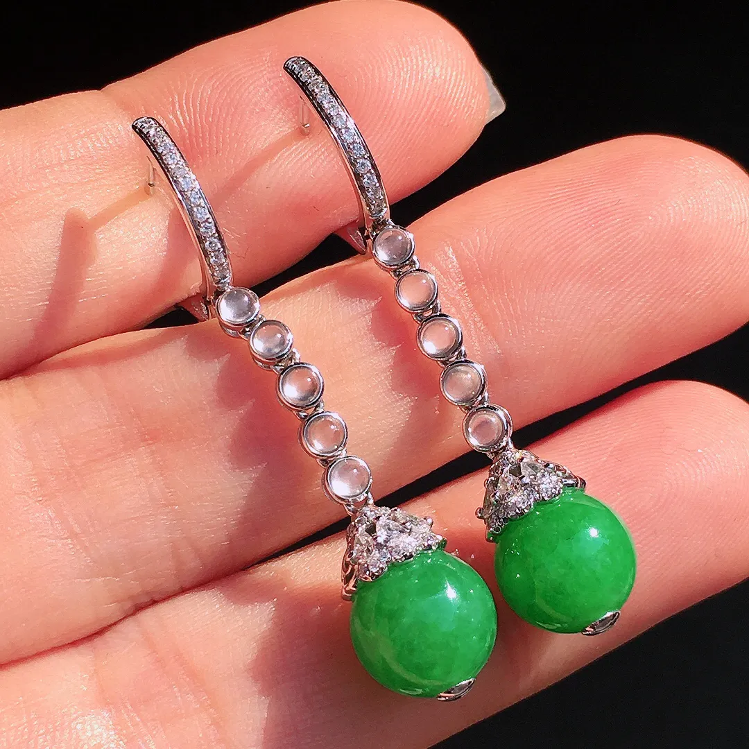 阳绿珠子耳坠，色泽均匀艳丽，玉质细腻，荧光感超
强，饱满圆润，尽显优雅气质，18k
金豪华镶嵌