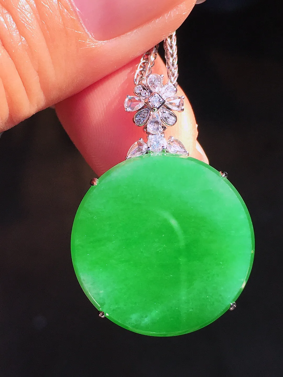 阳绿平安扣吊坠，色泽均匀艳丽，玉质细腻，荧光感超
强，饱满圆润，尽显优雅气质，18k
金豪华镶嵌