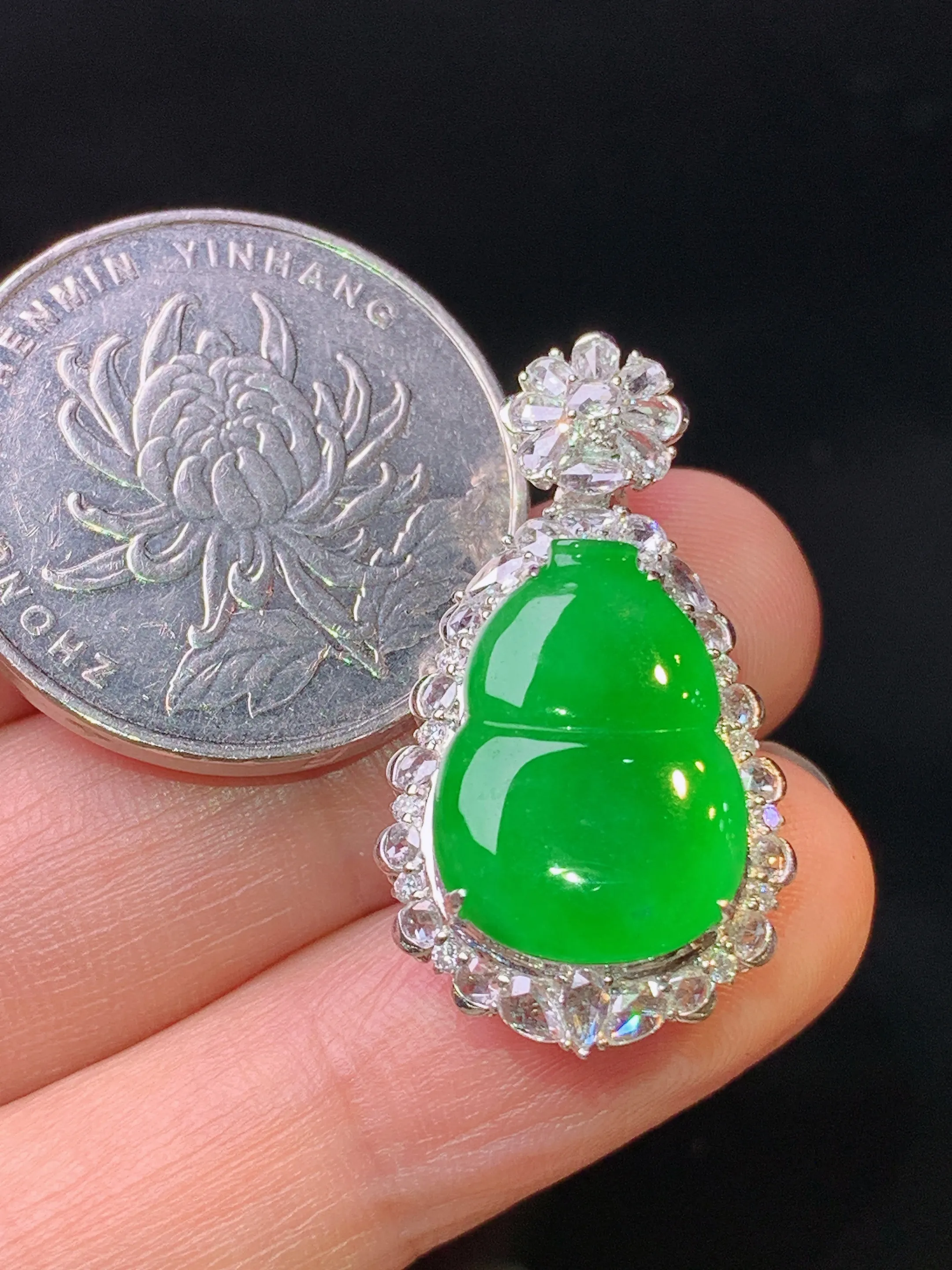 18k金钻镶嵌满绿葫芦吊坠 玉质细腻 水润亮眼 色泽艳丽 整体尺寸30*16.2*9.5