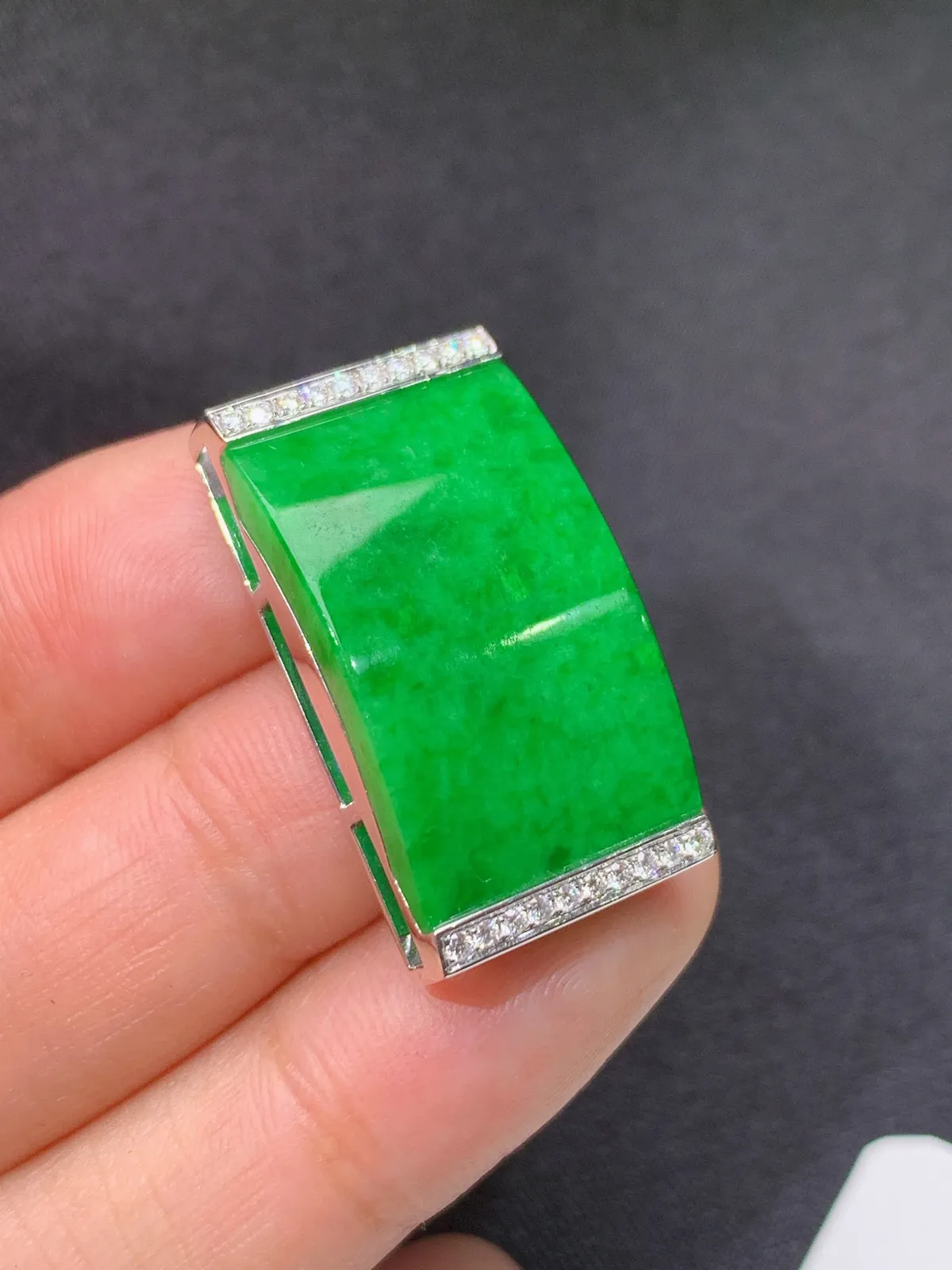 阳绿弯条吊坠手牌 18k金镶嵌，冰润色阳，种老水足，xu 尺寸28.5*15.2*8.1